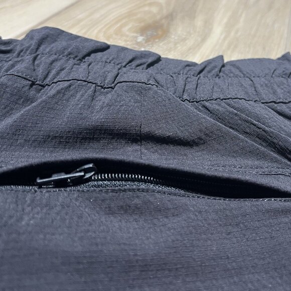 NWT Athleta Black Trekkie Paper Bag Shorts - Size 6 - Picture 9 of 15